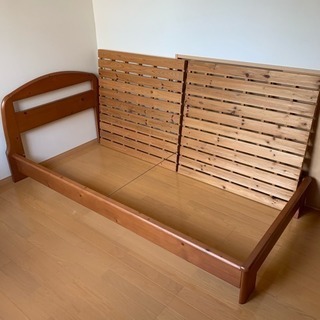 木製ベッドフレームの画像