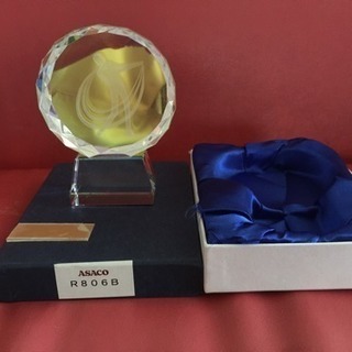 クリスタルガラスのトロフィー