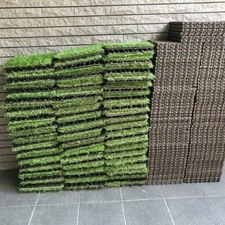 ウッドデッキと人工芝生の画像