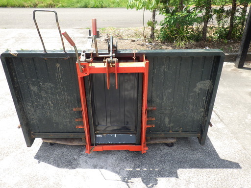 富士整地キャリア　運搬や除雪作業に活躍