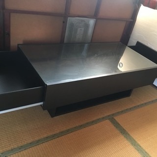 引き出し付きおしゃれなガラステーブル