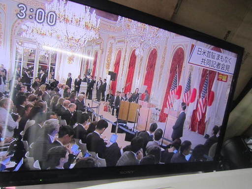 足のないテレビ　SONYブラビア３２型テレビKDL-32EX550　２０１２年製