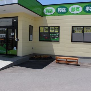 ひざ痛・・・ペインオフィスカスガたけはな院は効果が学術上で正式に証明された「TT-AH施術手法」により、首痛、肩痛、腰痛、膝痛、顎関節症等のあらゆる痛みに対し筋肉や関節を整える事で早期に改善させていきます。主に脊柱管狭窄症や変形性膝関節症などの改善が難しいとされている症状を得意としています。また、美容にも力を入れており、顔のゆがみを矯正し整える美整顔術も行っております。もちろん柔道整復師の資格を持っており交通事故後のケアも行っておりますので、お気軽にご相談ください。の画像