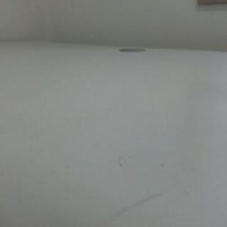 シンプルなデスクの画像