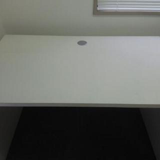 シンプルなデスクの画像