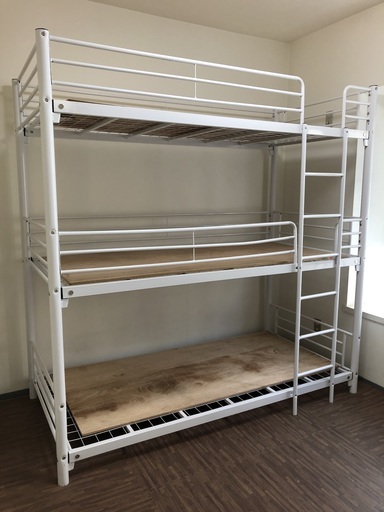 パイプ三段ベッド　8000円　（204）