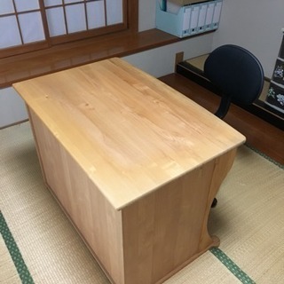 木製の学習机と椅子