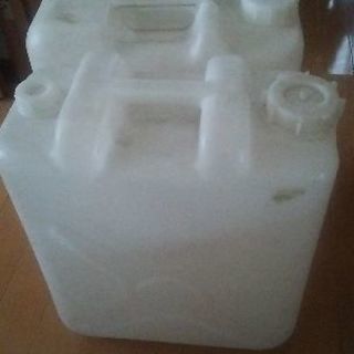 飲み水を入れてたポリタンク 2個
