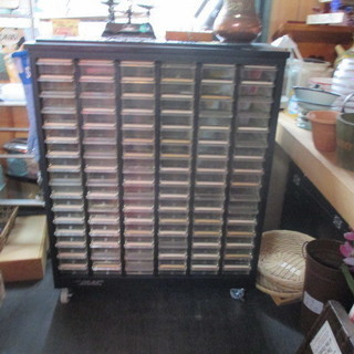 オリジナル 多目的小物入れ 引き出し96個・キャスター付き／釘入れ ネジ入れ ガレージにも・インテリア・収納 オリジナル 多目的小物入れ 引き出し96個・キャスター付き／釘入れ