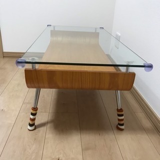 ガラス天板のリビングテーブル