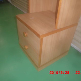 もらって下さい。古い本棚　引き出し付き！の画像