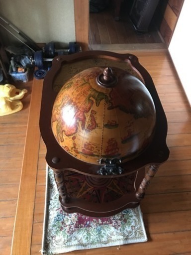 海外製木製の地球儀型ワゴン