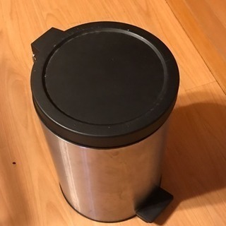 ステンレスのペダル式ゴミ箱