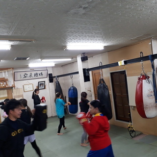 ☆キックボクシング・空手を始めるなら☆   KINGBEE SPORTS GYM（ｷﾝｸﾞﾋﾞｰｽﾎﾟｰﾂｼﾞﾑ） の画像