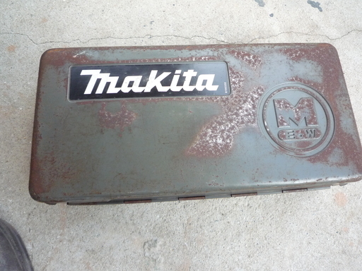 中古のマキタの振動、回転ドリル