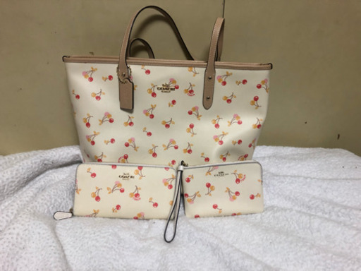 coachチェリーバッグ、長財布、リストレット三点セット‼️