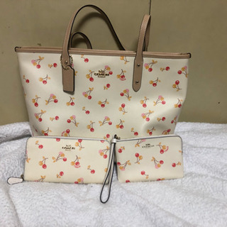 coachチェリーバッグ、長財布、リストレット三点セット‼️