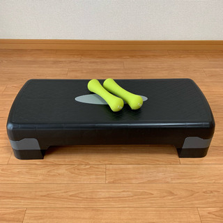 踏み台昇降運動用の台とダンベル1kg×2こ