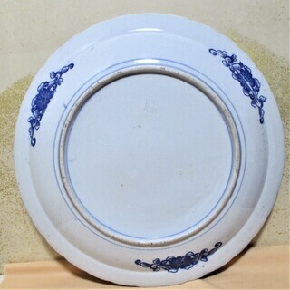 古伊万里　明治初期　細密　染付輪花　線描き　輪花唐草に蝶文　39,5cm　大皿 皿　山徳(ヤマトク)窯　完品無傷　美術工芸品　美術品　骨董品　引き取り可能な方のみでお願い致しますの画像