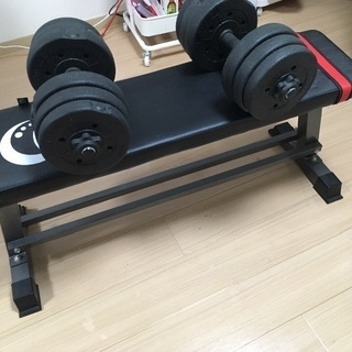 ダンベルとベンチです。