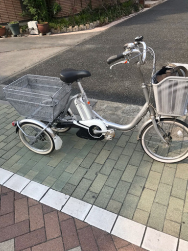 ＢＳ電動アシスト付き3輪車 ３段絶好調、ピカピカです。鍵1つ、綺麗な充電器が付きます。