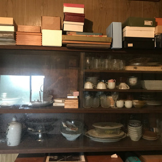 陶器、食器棚の画像