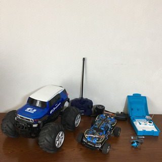 ラジコンカー2台とラジコンヘリのセットです。