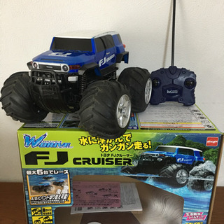 ラジコンカー2台とラジコンヘリのセットです。の画像