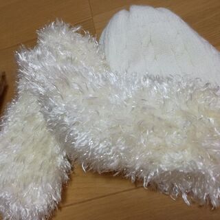 ニット&マフラー　(女の子、白色美品)