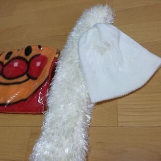 ニット&マフラー　(女の子、白色美品)の画像