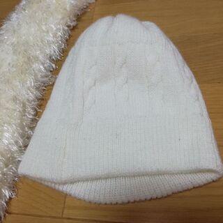 ニット&マフラー　(女の子、白色美品)の画像