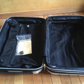 スーツケース 白の画像