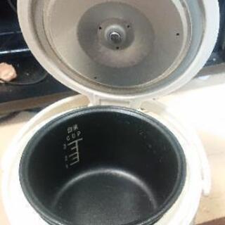 炊飯器 タダです。 中古、外装ヒビありですが、使用問題なし。の画像