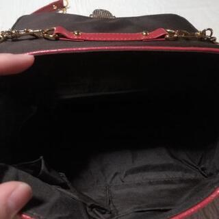 赤いミニハンドバッグ(鍵付き)の画像