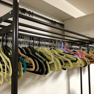 大量のハンガー