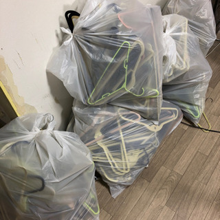 大量のハンガーの画像