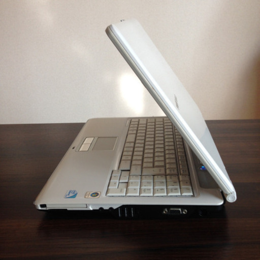 値下げ‼️ラスト1台のみ❗️18 液晶綺麗✨大画面 ホワイト白FUJITSUノートパソコン本体最新OS Windows10 office