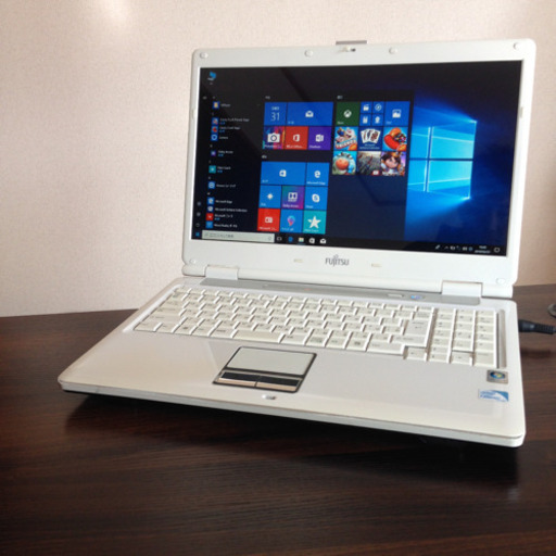 値下げ‼️ラスト1台のみ❗️18 液晶綺麗✨大画面 ホワイト白FUJITSUノートパソコン本体最新OS Windows10 office