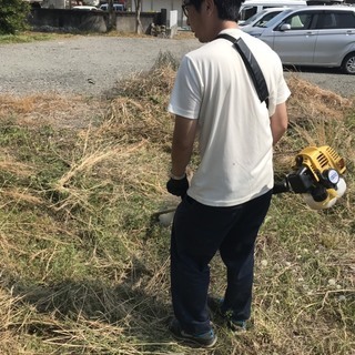 (1) 草刈り、草抜き、除草剤の散布、砂利敷、庭掃除、お庭・植木のお手入れを格安料金で承ります。の画像