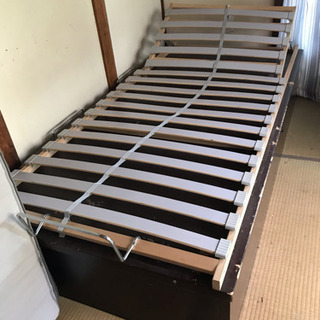跳ね上げ式ベッドの画像
