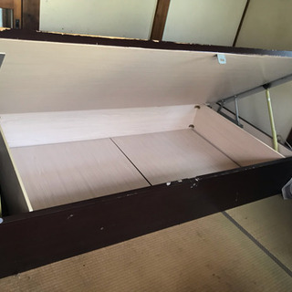 跳ね上げ式ベッドの画像