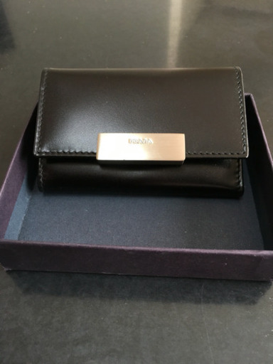 人気 【新品】プラダ レザー6連キーケース ギャランティカード・箱付き