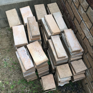 レンガブロックで庭に小道を作ってください。
