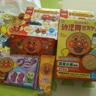 幼児お菓子セット アンパンマン、トミカ