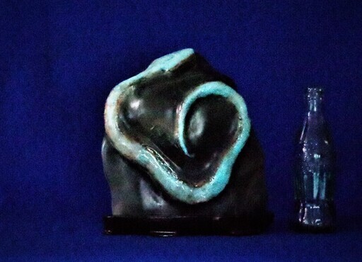 【蛍光＆蓄光】光る蛇石　鑑賞石　木台付　白蛇財運縁起置物　UVブラックライトで発光