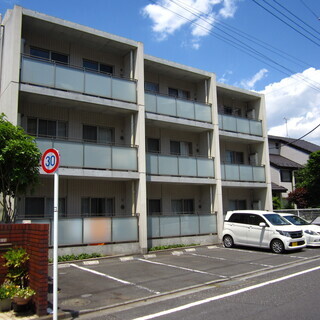 閑静な住宅街で南側幅員6ｍ公道に面しており、とても出し入れし易い駐車場です。の画像
