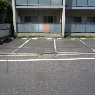 閑静な住宅街で南側幅員6ｍ公道に面しており、とても出し入れし易い駐車場です。 - 賃貸（マンション/一戸建て）