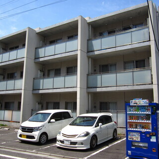 閑静な住宅街で南側幅員6ｍ公道に面しており、とても出し入れし易い駐車場です。 - 不動産