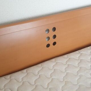 ダブルベッド2万五千円: マットレス、ウッドフレーム込の画像