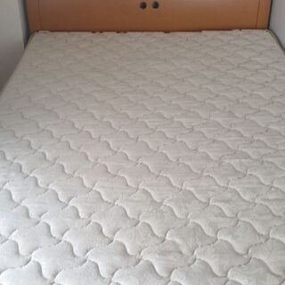 ダブルベッド2万五千円: マットレス、ウッドフレーム込の画像